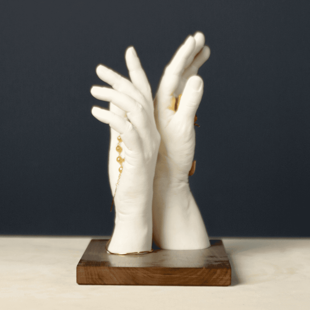 Arte com alma: escultura oferecida ao bispo do Panamá, criada no Atelier Criativo da Dalmática. Peças únicas que celebram o sagrado com elegância e intenção.