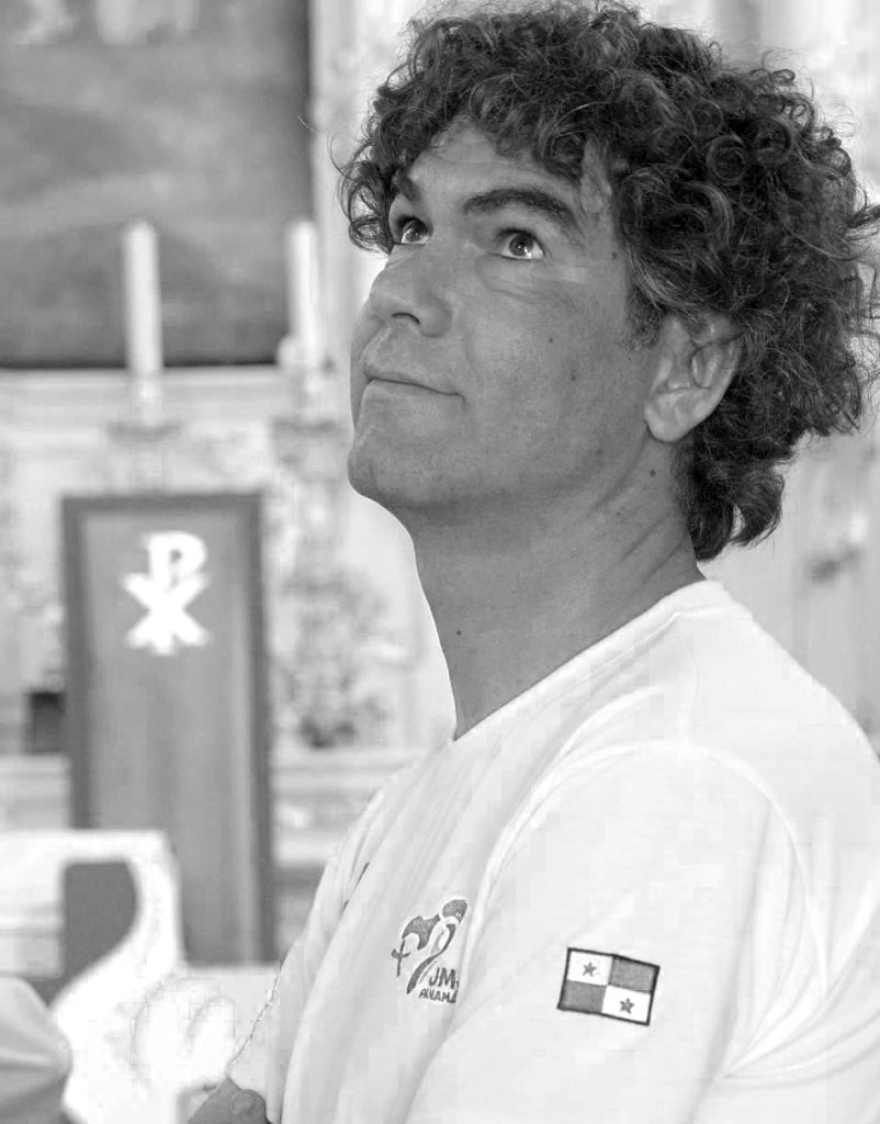 Na imagem, vemos Rui Barbosa em plena intervenção na Catedral da Cidade do Panamá, um dos projetos internacionais mais emblemáticos da Dalmática. Com olhar atento e gesto preciso, o fundador e diretor da empresa revela o compromisso técnico e espiritual que orienta cada ação de conservação. A presença da simbologia cristã no fundo — o monograma de Cristo (Chi Rho) e as velas acesas — reforça o ambiente de reverência e responsabilidade que caracteriza o trabalho da Dalmática. Esta fotografia capta não apenas um momento de restauro, mas uma expressão viva da missão da empresa: servir o património com ética, excelência e respeito pela memória.