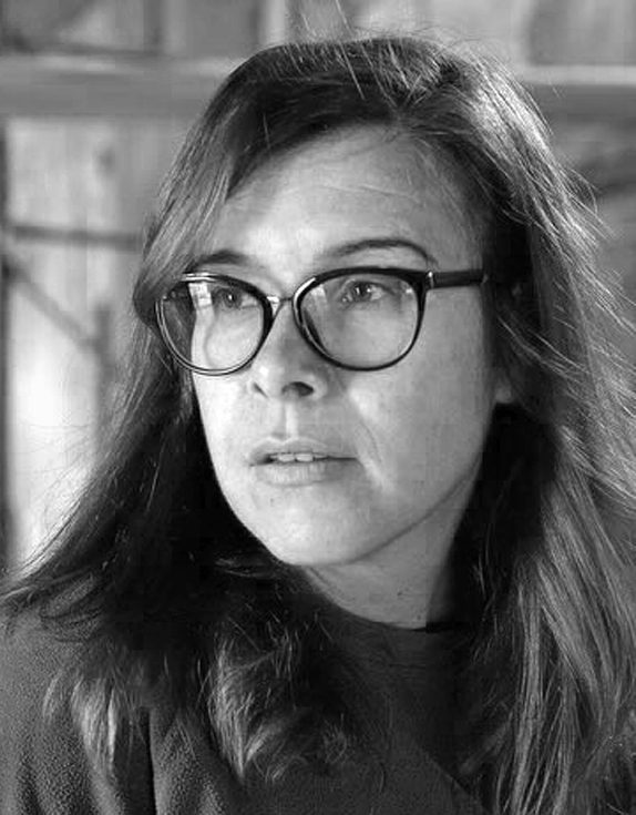 Na imagem, vemos Sofia Lobo num momento de contemplação e concentração, captado num ambiente que evoca a serenidade e o rigor do trabalho técnico. Com formação especializada em conservação e restauro de pintura e documentos gráficos, Sofia integra a equipa da Dalmática desde 2010, assumindo a coordenação técnica dos projetos e liderando intervenções em património sacro e histórico. A sua postura serena e determinada reflete o equilíbrio entre sensibilidade artística e exigência profissional que caracteriza a sua atuação. Esta fotografia representa não apenas uma profissional experiente, mas uma das vozes técnicas mais respeitadas da empresa, cuja dedicação contribui diariamente para a excelência e credibilidade da Dalmática.